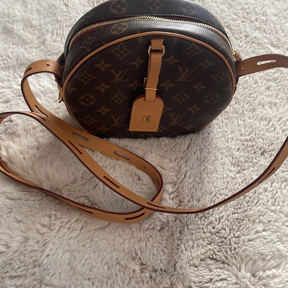 Louis Vuitton crossbody handbag . Barely used. Spotless condition - Picture 5 of 10